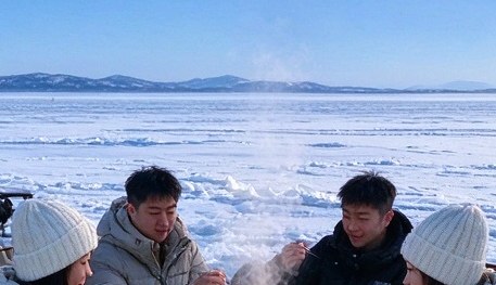 布伦托海冰湖旁暖锅小聚