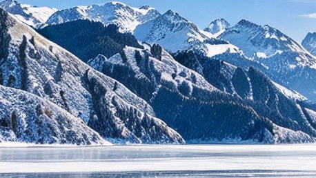 天山天池冰湖近景与雪山