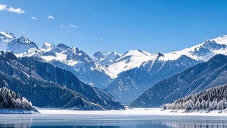 天山天池雪山倒影